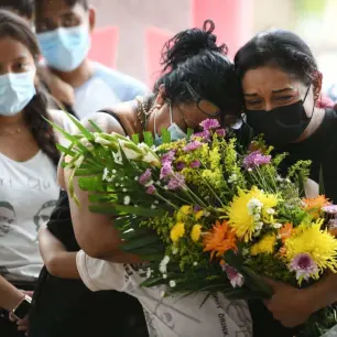 Manipularon celulares despu&eacute;s del crimen: familiares de reporteras asesinadas 