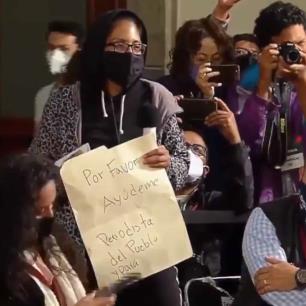 "Por favor ayúdeme", periodista saca pancarta de auxilio en mañanera