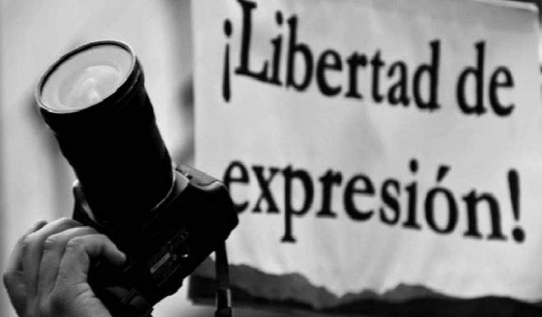 Por golpear a periodista, policía deberá pagarle y reparar el daño