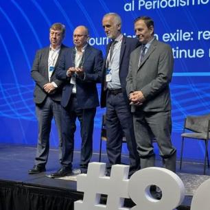 Fabián Medina recibe Gran Premio SIP a Libertad de Prensa en nombre de periodistas exiliados