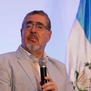 Presidente de Guatemala ordena a policía no acatar órdenes ilegales de la Fiscalía