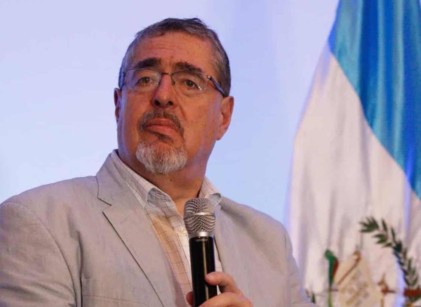 Presidente de Guatemala ordena a policía no acatar órdenes ilegales de la Fiscalía