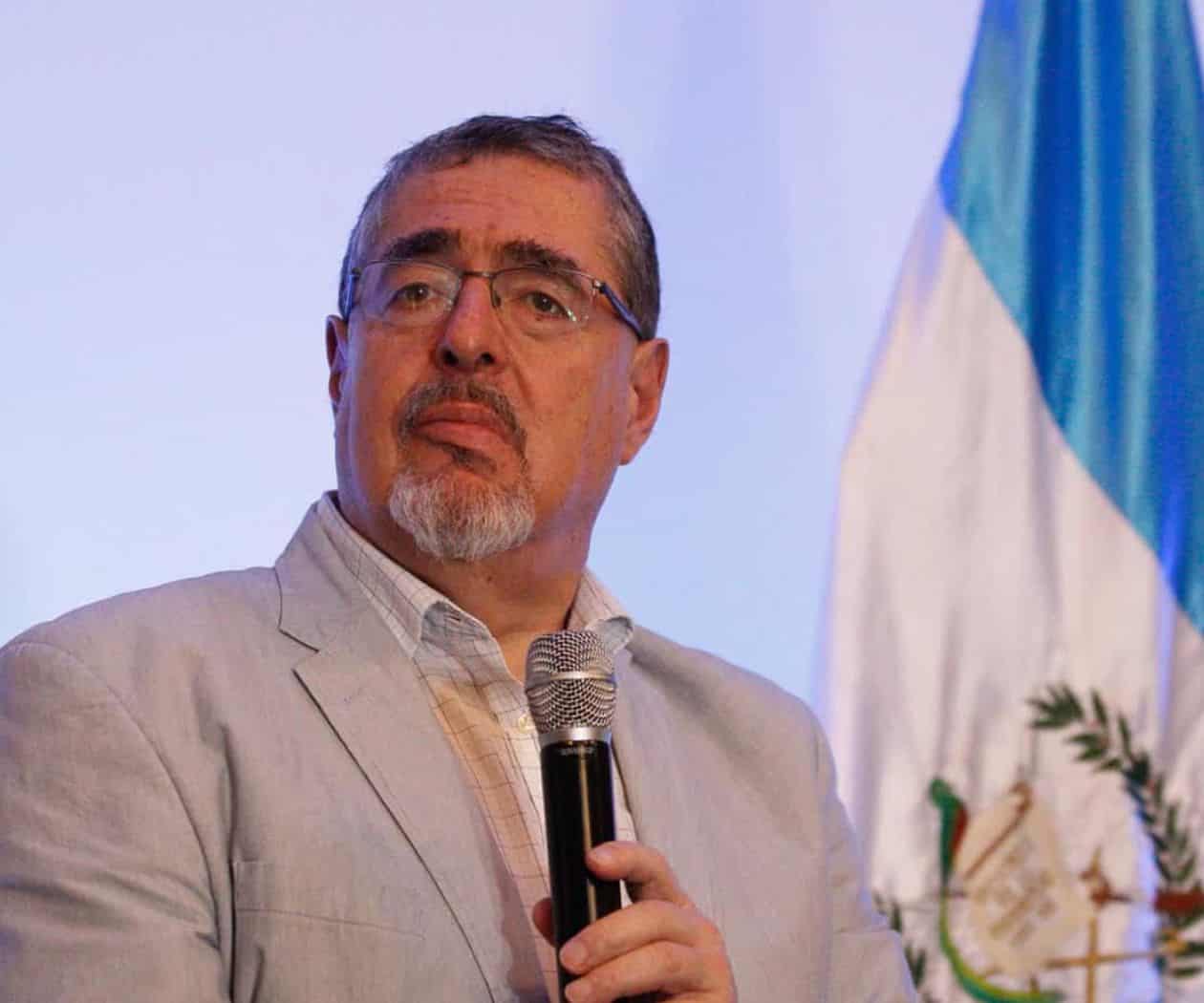 Presidente de Guatemala ordena a policía no acatar órdenes ilegales de la Fiscalía