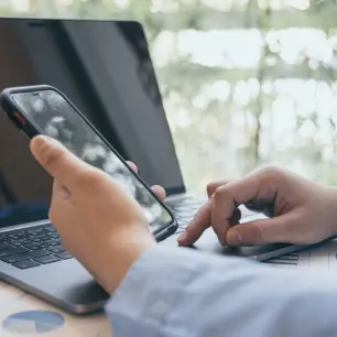 M&eacute;xico mantiene condiciones laborales precarias y riesgos crecientes para la prensa: Digital News Report 2025